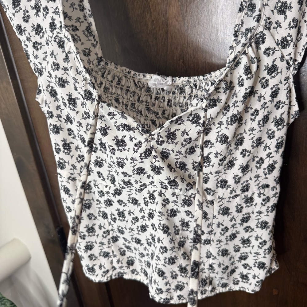 Sienna Sky Black and White Floral Blouse tie front smocked back Size L cap sleev - Picture 6 of 10